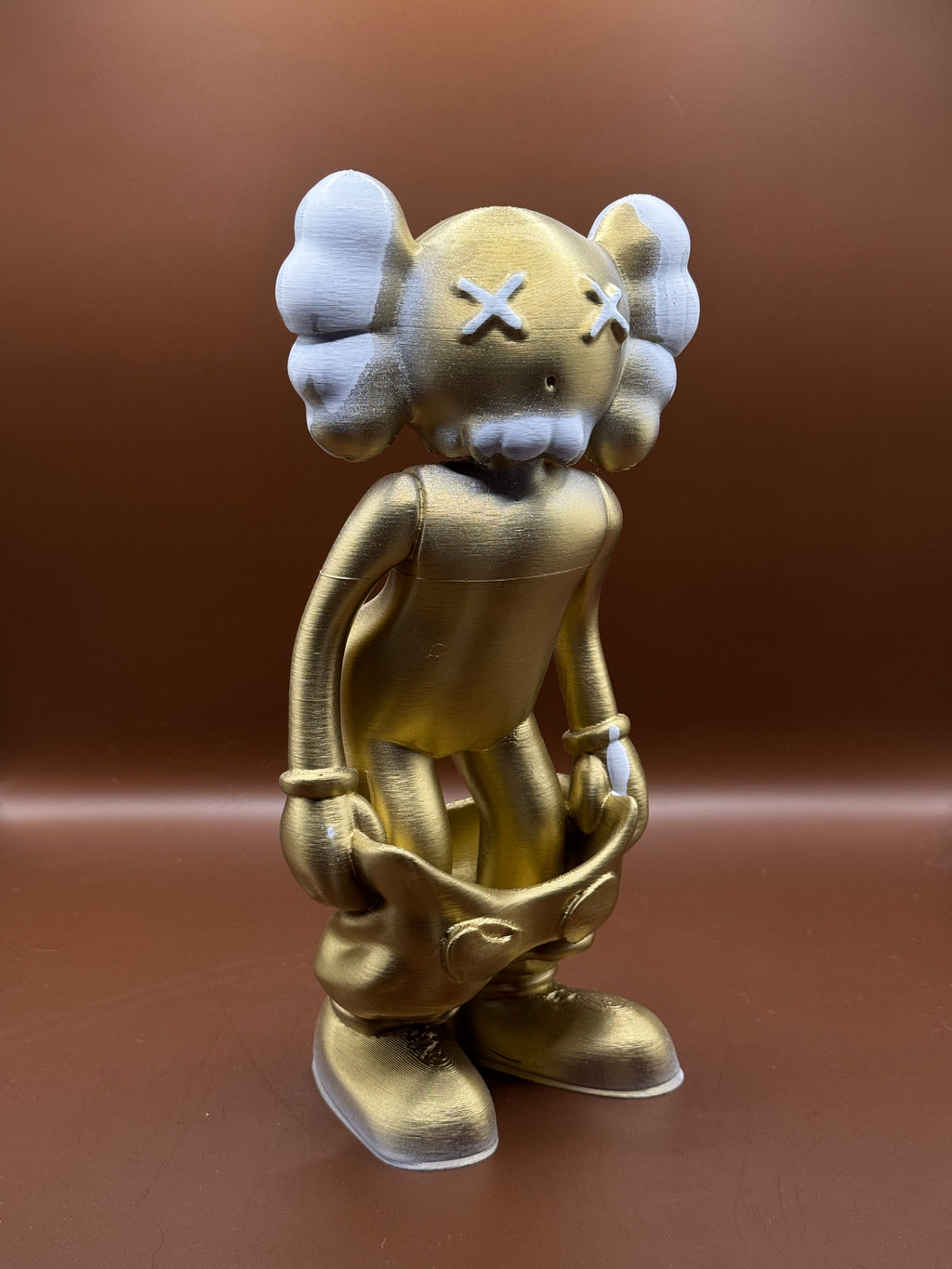 KAWS med buksene nede