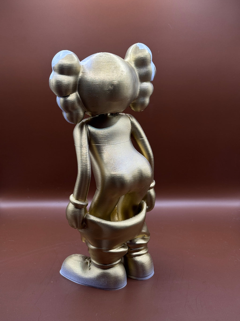 KAWS med buksene nede