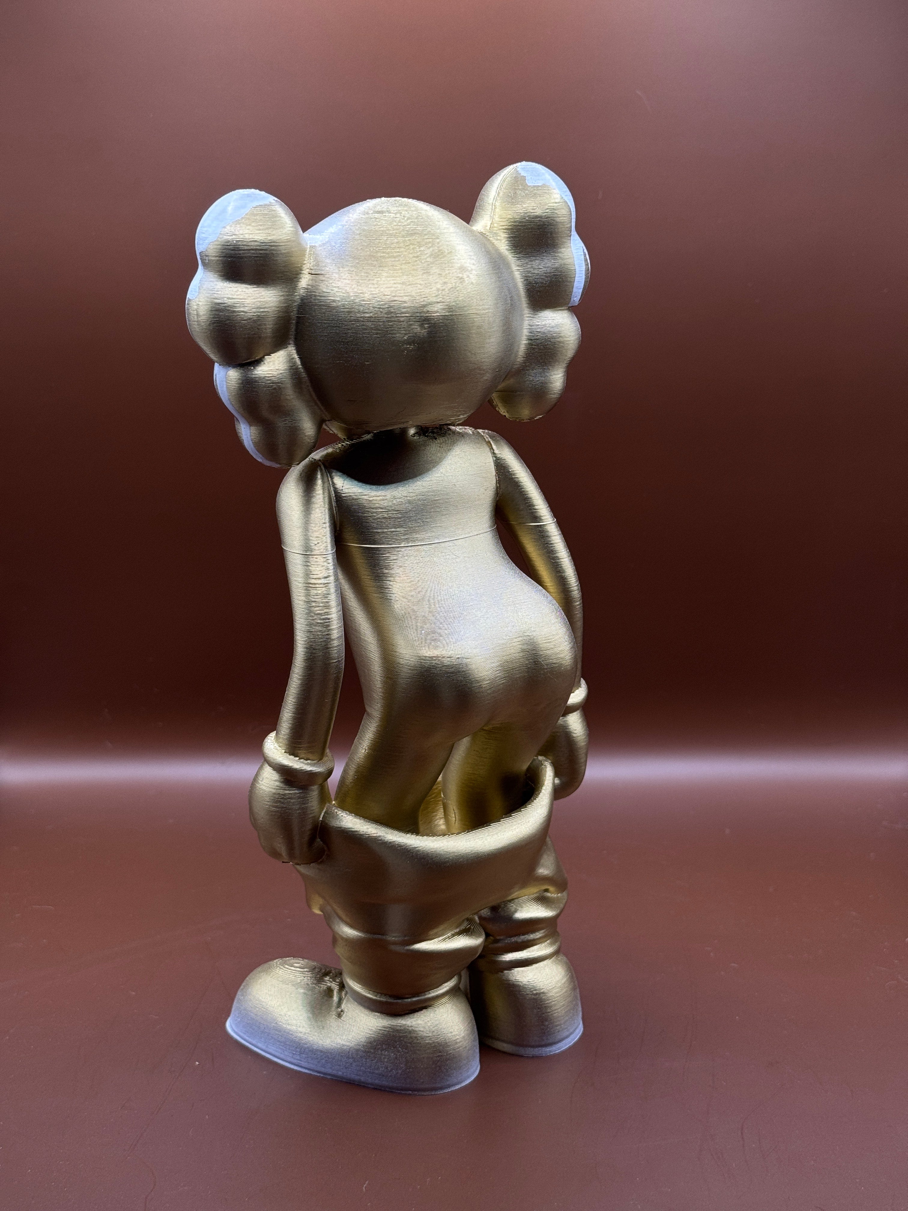 KAWS med buksene nede